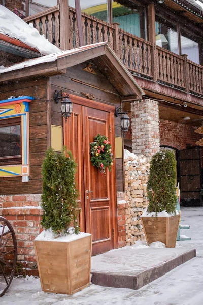Schöne Schneebedeckte Veranda Mit Einem Adventskranz Einem Holzhaus Winter — Stockfoto
