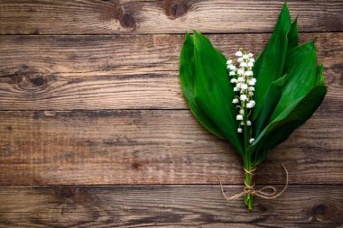 Zambak vadideki kopya alanı bir ahşap rustik zemin üzerine küçük bir buket