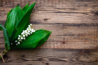 Zambak vadideki kopya alanı bir ahşap rustik zemin üzerine küçük bir buket