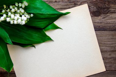 Vadideki Zambak ve bir parça kağıt kopya alanı bir ahşap rustik zemin üzerine oluşan