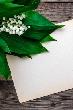 Vadideki Zambak ve bir parça kağıt kopya alanı bir ahşap rustik zemin üzerine oluşan