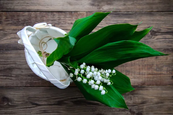 山谷百合花的花束在一个白色的篮子里 — 图库照片