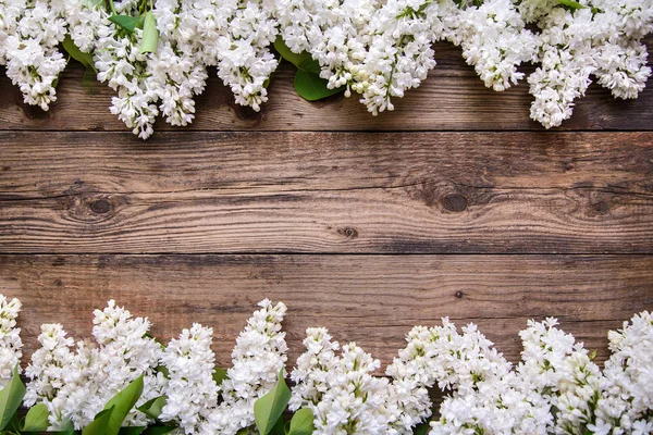 Frame van witte Lila takken op houten achtergrond — Stockfoto