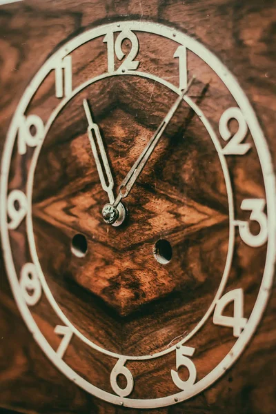 Quadrante del vecchio orologio in legno — Foto Stock