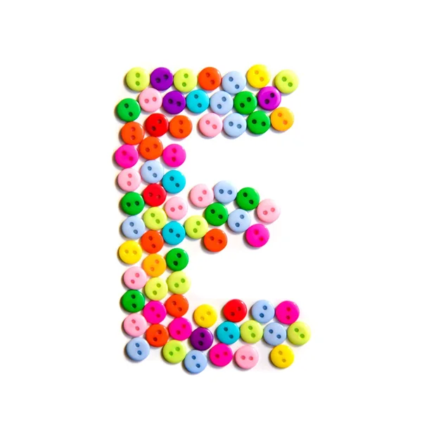 Буква E английского habet сделана из разноцветных пуговиц — стоковое фото