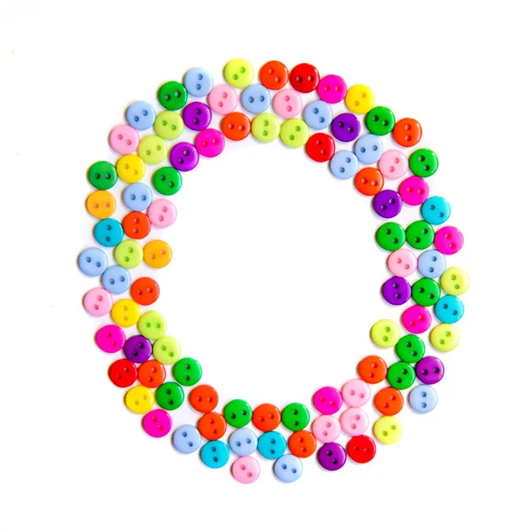 Çok renkli düğmelerden yapılmış İngiliz alfabesinin O harfi — Stok fotoğraf