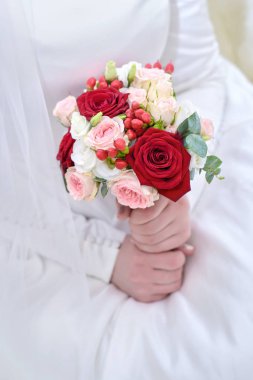Gelinin elinde düğün buketi