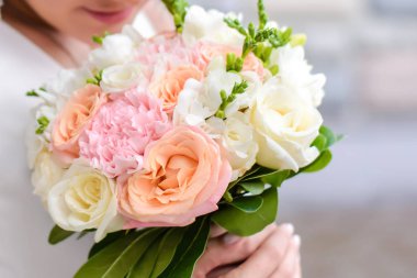 Gelinin elinde düğün buketi