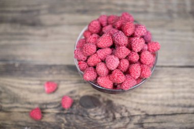 Bir cam çanak tatlı taze ahududu