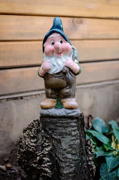 Фигура смешного карлика в саду — стоковое фото