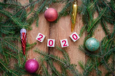 2020 yılına kadar köknar dalları ile Noel ahşap arka plan