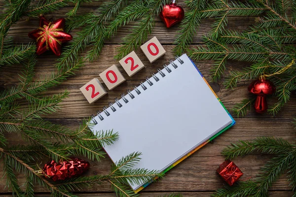Çay, not defteri, eşarp, 2020 yeni yıl için oyuncaklar ile Noel ahşap arka plan — Stok fotoğraf