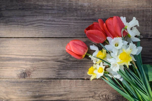 Hermoso Ramo Tulipanes Rojos Narcisos Blancos Amarillos Sobre Fondo Rústico — Foto de Stock