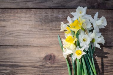 Bir buket güzel beyaz ve sarı nergisler kırsal ahşap arka planda, yakın plan, fotokopi alanı ile