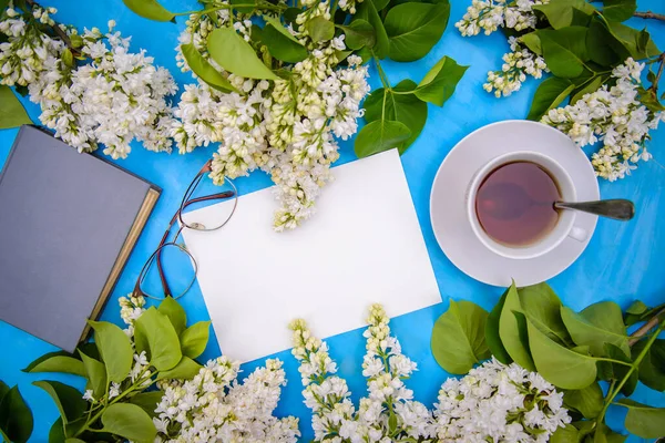 Flatlay Mit Zweigen Aus Weißem Flieder Buch Gläsern Und Tee — Stockfoto