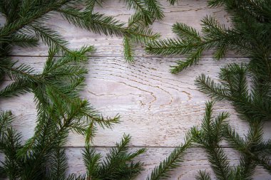Ahşap zemin üzerinde Noel ağacı dalları çerçevesi, kopyalama alanı