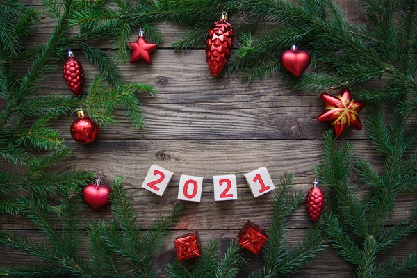Hermoso Marco Ramas Árbol Navidad Con Juguetes 2021 Sobre Fondo — Foto de Stock