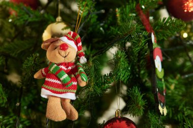 Bir Noel ağacını fotokopi alanıyla yakın plan çekimde dekore eden çeşitli renkli süsler..