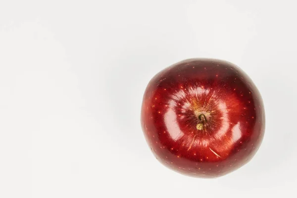 Kırmızı elma, beyaz arkaplan altında kopyalama alanı olan yakın plan bir masada izole edilmiş.