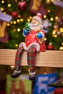 Noel Baba 'yı Noel süsü olarak düşün, yakın plan, fotokopi alanı ile..