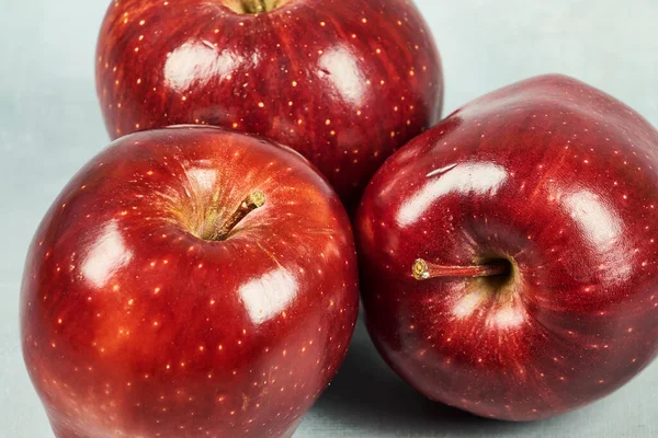 Beyaz arkaplan altında kopyalama alanı olan yakın plan bir masada kırmızı elma grubu