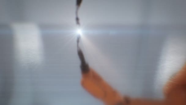 Processus de plaque métallique de coupe de bras de robot avec fusée éclairante. 3d Animation Gros plan avec DOF Blur. Concept industriel et technologique. 4k UHD 3840x2160 .