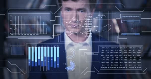 Schöne Hologramm Zeitlupe Porträt erfolgreicher Geschäftsmann arbeitet futuristische technologische blaue Hologramm Analyse von Daten Business-Konzept. Geschäftsmann Serie 4k uhd 4096x2160 3D-Animation. — Stockvideo