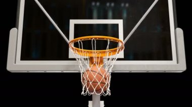 Önden görünüm atmak basketbol Hoop yavaş hareket yakın çekim. Güzel bir top sepeti Net arka plan siyah ve yeşil ekran iplik uçar. Spor kavram. 3D animasyon Alfa mat 4k Uhd 3840 x 2160.