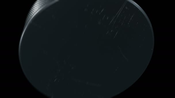Sada 4 videa. Krásný hokejový puk zasáhne fotoaparát v pomalém pohybu na černém pozadí. Hokej, samostatný 3d animace letící puk. Sport koncept. 4 k Ultra Hd 3840 x 2160.