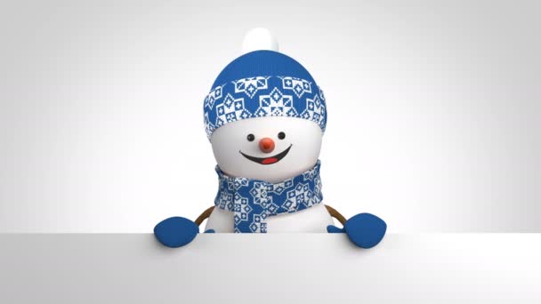 Muñeco de nieve divertido en azul saludo sombrero con la mano y sonriendo sobre fondo blanco. Hermosa animación 3d de dibujos animados pantalla verde Alpha mate. Tarjeta de felicitación animada. Últimos cuadros Loop-able. 4k UHD 3840x2160 . — Vídeo de stock