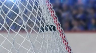 Stadyum arka plan üzerinde güzel hokey Puck sinekler ağır çekimde Gates kılavuz içine. Buz hokeyi gol anı 3d animasyon. Spor kavram. 4 k Ultra Hd 3840 x 2160.
