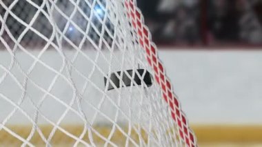 Hokey diski içine uçan Gates Net parlak fotoğraf makinesi flaşlar ile ağır çekimde. Yakın çekim gol anı. Güzel 3d animasyon spor kavram. 4 k Ultra Hd 3840 x 2160.