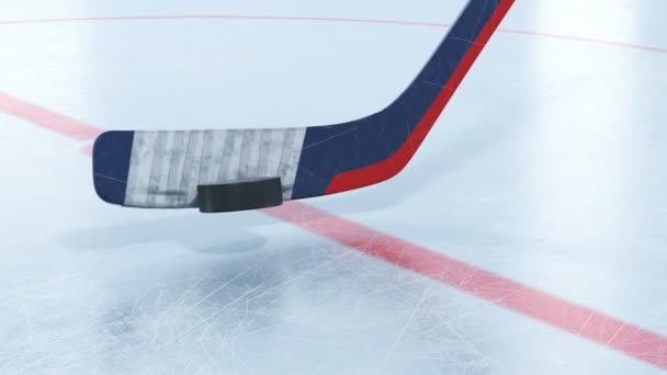Hockeyschläger trifft Eishockey-Puck in Zeitlupe Nahaufnahme auf dem Eis. schöne 3D-Animation des fliegenden Pucks. Aktives Sportkonzept. id Alpha-Maske. 4k ultra hd 3840x2160. — Stockvideo