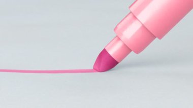 Güzel keçeli kalem kağıt yakın çekim çizgi çekerek. Döngü-güçlü 3d animasyon. Soyut yazma ve çizim süreci. Sanat ve tasarım konsepti. 4 k Ultra Hd 3840 x 2160.