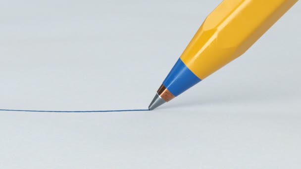 Schöne Stift Nahaufnahme Zeichnung blaue Linie auf klarem Papier Blatt. geloopte 3D-Animation. abstrakter Schreib- und Zeichenprozess. Geschäfts- und Designkonzept. 4k uhd 3840x2160. — Stockvideo