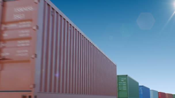 Containers Stream no fundo do céu azul com o sol sem costura. Looped 3D Animation of Abstract Modern Metal Containers. Logistics Business Concept. 4k Ultra HD 3840x2160 . — Vídeo de Stock