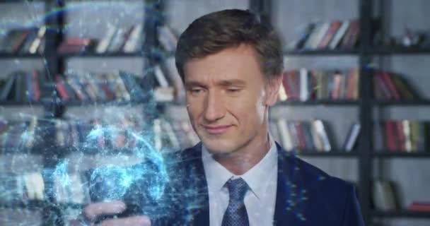 Happy Businessman Smartphone gebruiken met nieuwe technologieën in slow motion. Blue Digital Hologram Augmented Reality Innovatie voor het bedrijfsleven. Zakenman Series 4K UHD 4096x2160 3d animatie. — Stockvideo