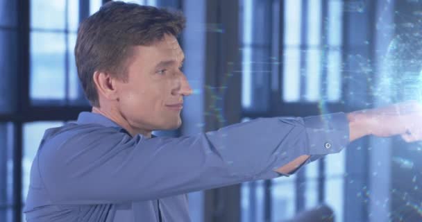 Schöner Ingenieur setzt futuristisches digitales blaues Hologramm in Zeitlupe auf den Bildschirm. Entwicklung und Umsetzung eines Konzepts für innovative Technologien. Geschäftsmann Serie 4K UHD 4096x2160. — Stockvideo