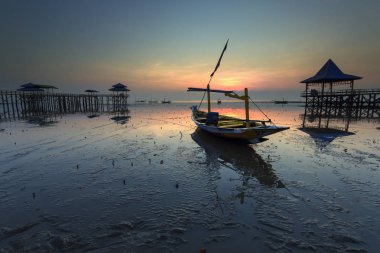 Kenjeran plajı Surabaya 'nın doğusunda, Surabaya Endonezya' ya 9 km uzaklıktaki Kenjeran bölgesinde yer almaktadır..