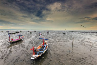 Kenjeran plajı Surabaya 'nın doğusunda, Surabaya Endonezya' ya 9 km uzaklıktaki Kenjeran bölgesinde yer almaktadır..
