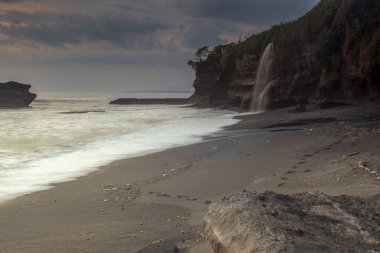 Bali Adası, Endonezya takımadalarının bir parçası ve dünyanın en ünlü Endonezya turizmidir. Bu adayı diğerlerinden daha özel yapan manzara ve eşsiz kültüre sahip.