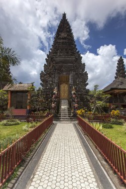Bali Adası, Endonezya takımadalarının bir parçası ve dünyanın en ünlü Endonezya turizmidir. Bu adayı diğerlerinden daha özel yapan manzara ve eşsiz kültüre sahip.