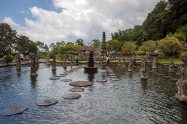 Tirta Gangga, Endonezya 'nın doğusunda, Abang yakınlarındaki Karangasem' e yaklaşık 5 km uzaklıkta bulunan eski bir kraliyet sarayıdır. Adını Hinduizm 'deki Ganj Nehri' nden alan nehir, Karangasem kraliyet su sarayı, banyo havuzları ve Patirthan tapınağı ile ünlüdür.