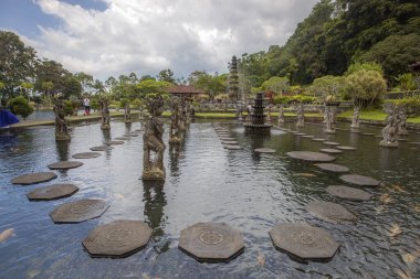 Tirta Gangga, Endonezya 'nın doğusunda, Abang yakınlarındaki Karangasem' e yaklaşık 5 km uzaklıkta bulunan eski bir kraliyet sarayıdır. Adını Hinduizm 'deki Ganj Nehri' nden alan nehir, Karangasem kraliyet su sarayı, banyo havuzları ve Patirthan tapınağı ile ünlüdür.