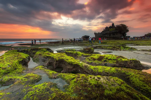 Tanah Lot Uma Formação Rochosa Ilha Indonésia Bali Lar Antigo — Fotografia de Stock