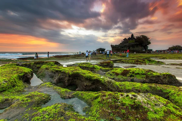 Tanah Lot 是印度尼西亚巴厘岛外的一个岩层 它是古代印度教朝圣寺庙Pura Tanah Lot的所在地 Pura Tanah Lot是著名的摄影旅游和文化偶像 — 图库照片