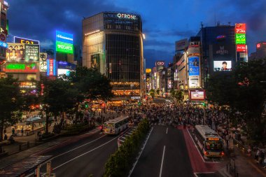 Shibuya ya da Shibuya Scramble Crossing, Japonya 'nın başkenti Shibuya' da bulunan bir şehirdir. Shibuya İstasyonu 'nun önünde yer almaktadır.
