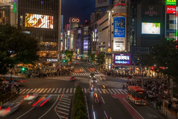 渋谷スクランブル交差点は 東京都渋谷区で人気のスクランブル交差点です 渋谷駅の前にあります — ストック写真