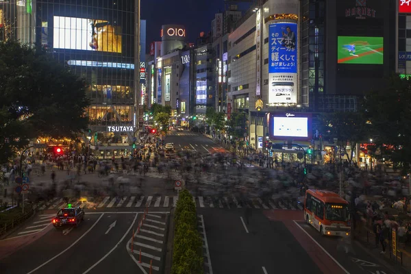 渋谷スクランブル交差点は 東京都渋谷区で人気のスクランブル交差点です 渋谷駅の前にあります — ストック写真