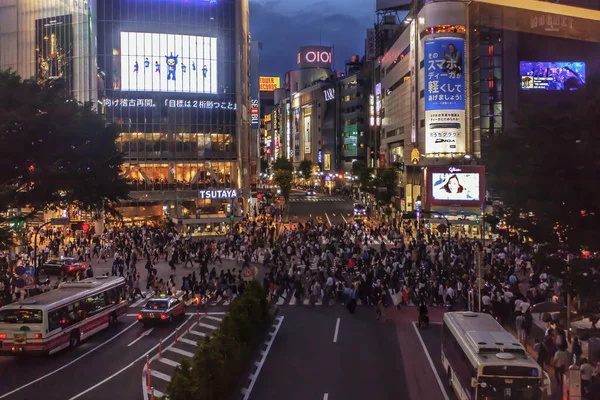 渋谷スクランブル交差点は 東京都渋谷区で人気のスクランブル交差点です 渋谷駅の前にあります — ストック写真